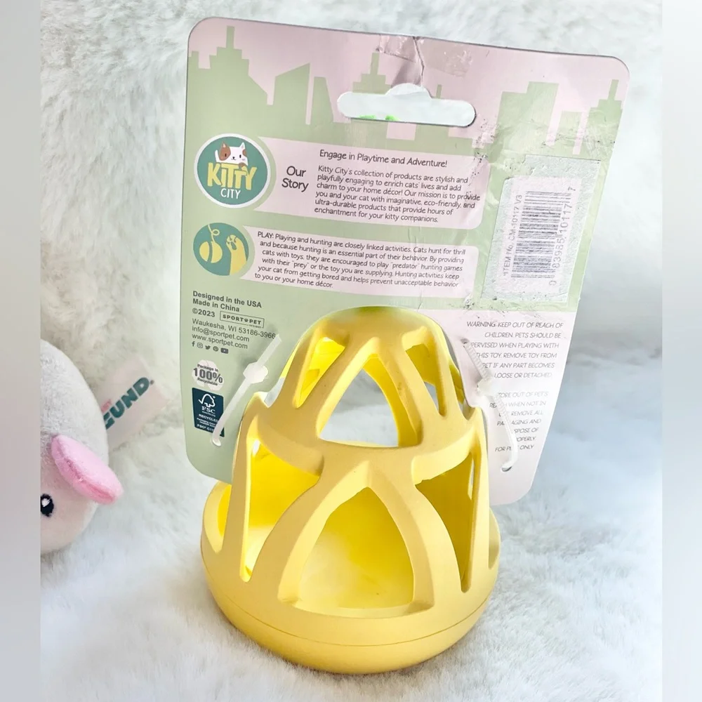🐱New with tag PINEAPPLE WOBBLE TOY FOR CATS Lightweight toy wobbles as cat plays